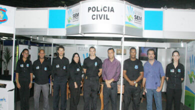 Policiais civis que atuam no estande da Polícia Civil na SUDOEXPO de Rio Verde
