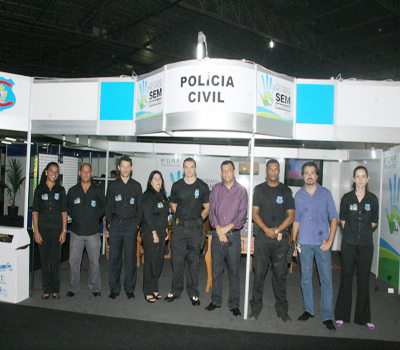 Policiais civis que atuam no estande da Polícia Civil na SUDOEXPO de Rio Verde