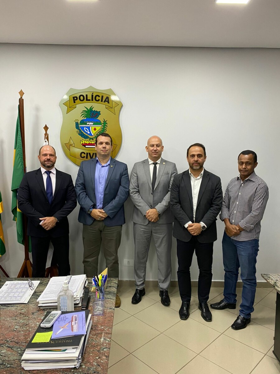 Direção da Polícia Civil recebe visita de secretário da Casa Civil