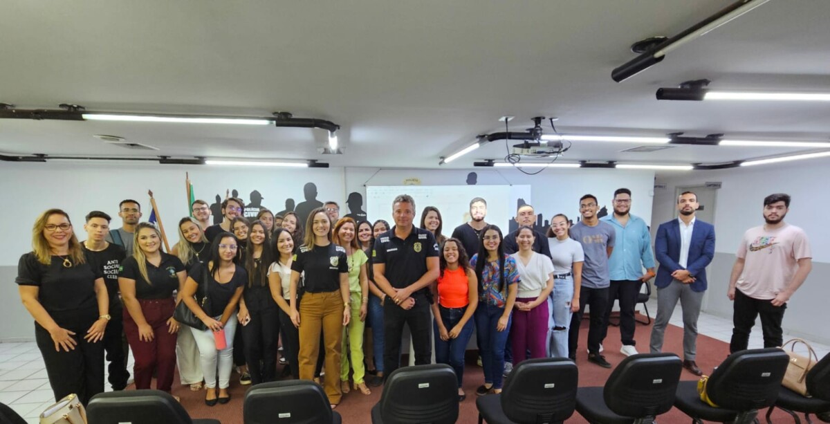 PCGO recebe alunos de direito em palestra educativa na Decon