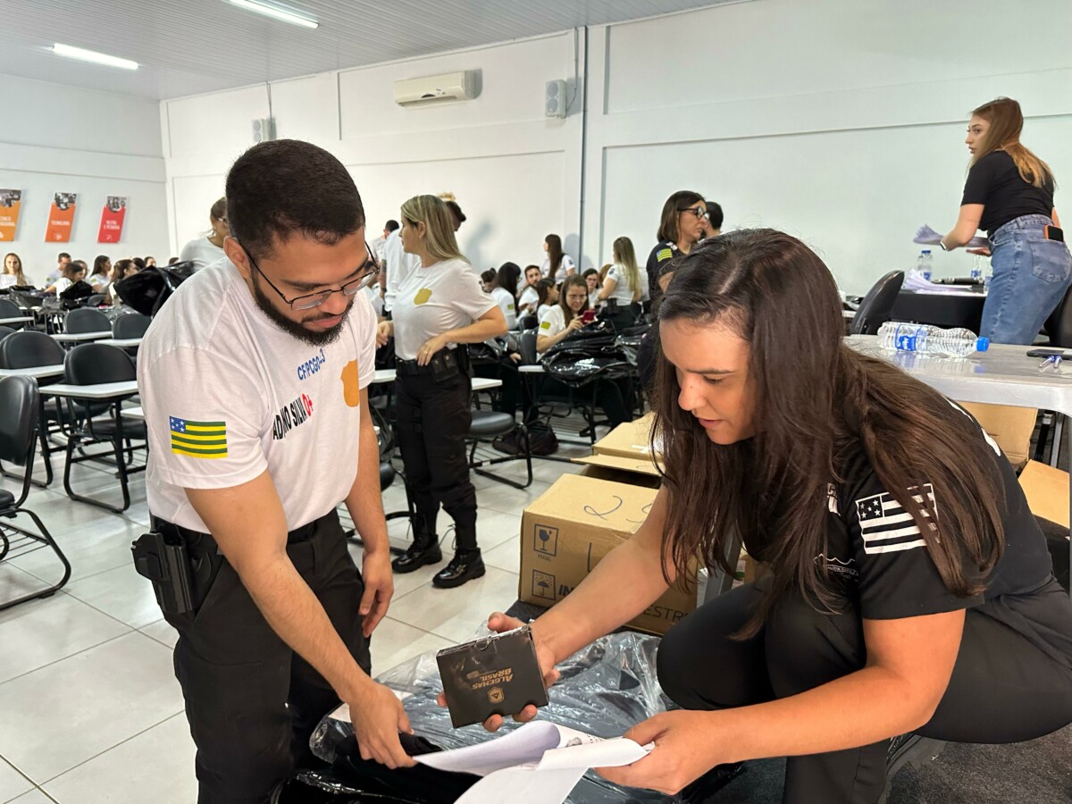 Direção da PCGO entrega kit operacional aos novos policiais
