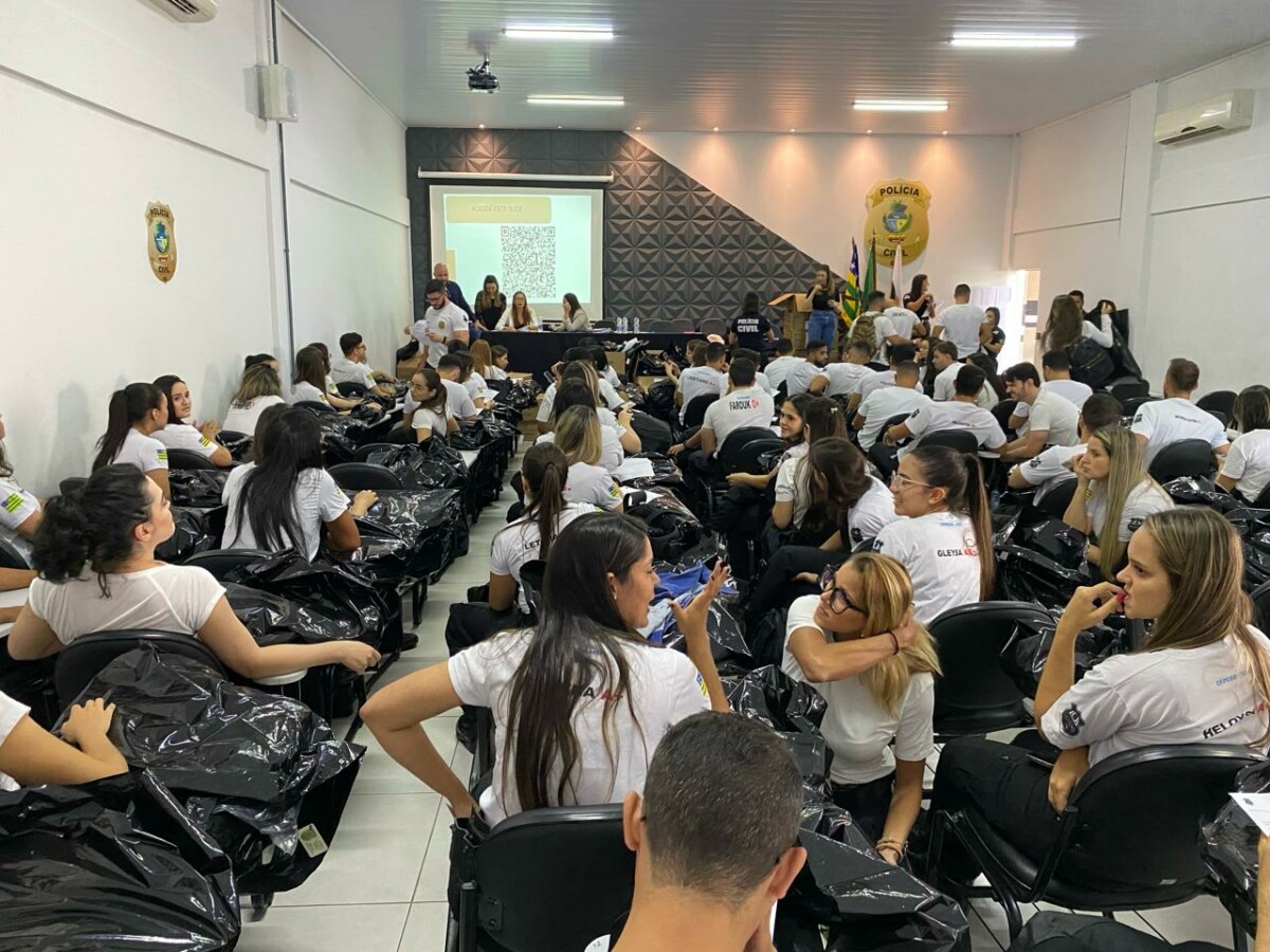Direção da PCGO entrega kit operacional aos novos policiais