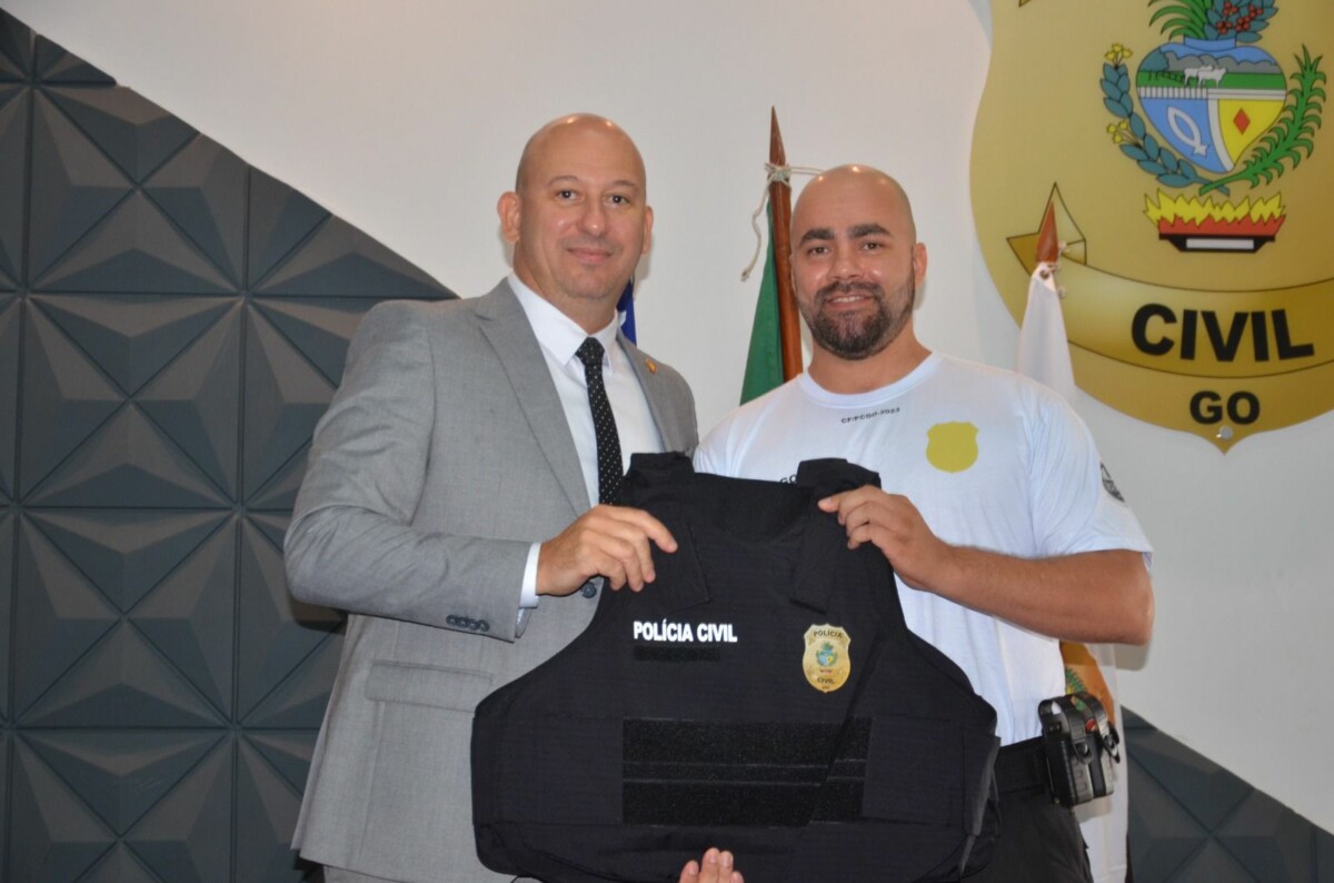 Direção da PCGO entrega kit operacional aos novos policiais