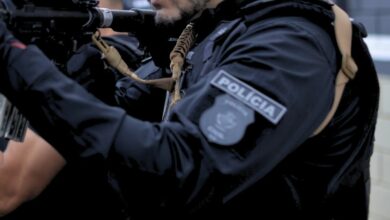 Investigado por violência doméstica é preso após agredir policial