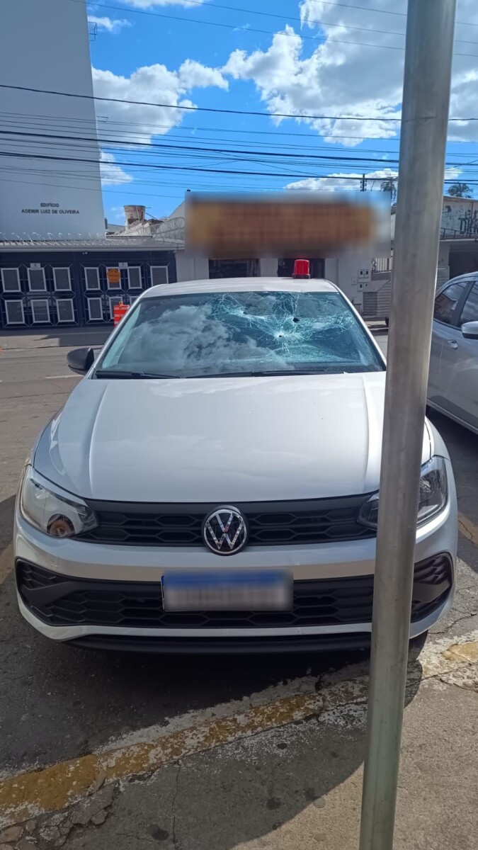 Homem é preso após danificar viatura da Polícia Civil
