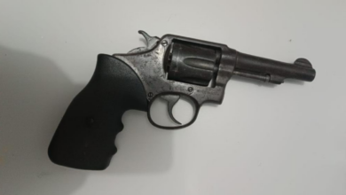 PC e PM prendem homem em flagrante por posse irregular de arma de fogo