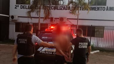 Homem é preso após agredir e ameaçar companheira, que fugiu e pediu socorro na delegacia