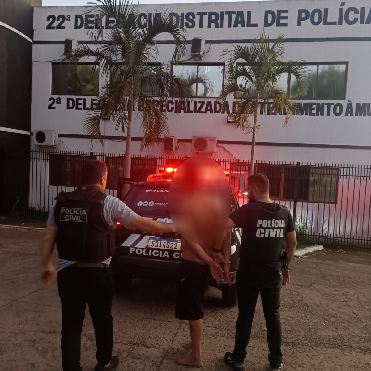 Homem é preso após agredir e ameaçar companheira, que fugiu e pediu socorro na delegacia