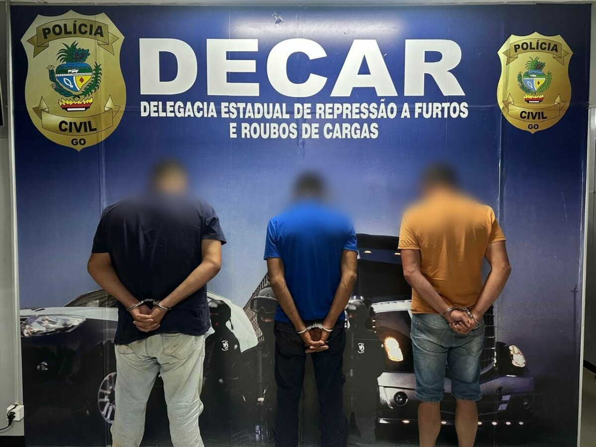 PCGO prende trio por furtar carga de leite e trocar mercadoria por água com açúcar