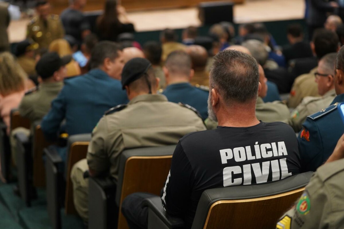 Policiais civis são homenageados na Assembleia Legislativa de Goiás