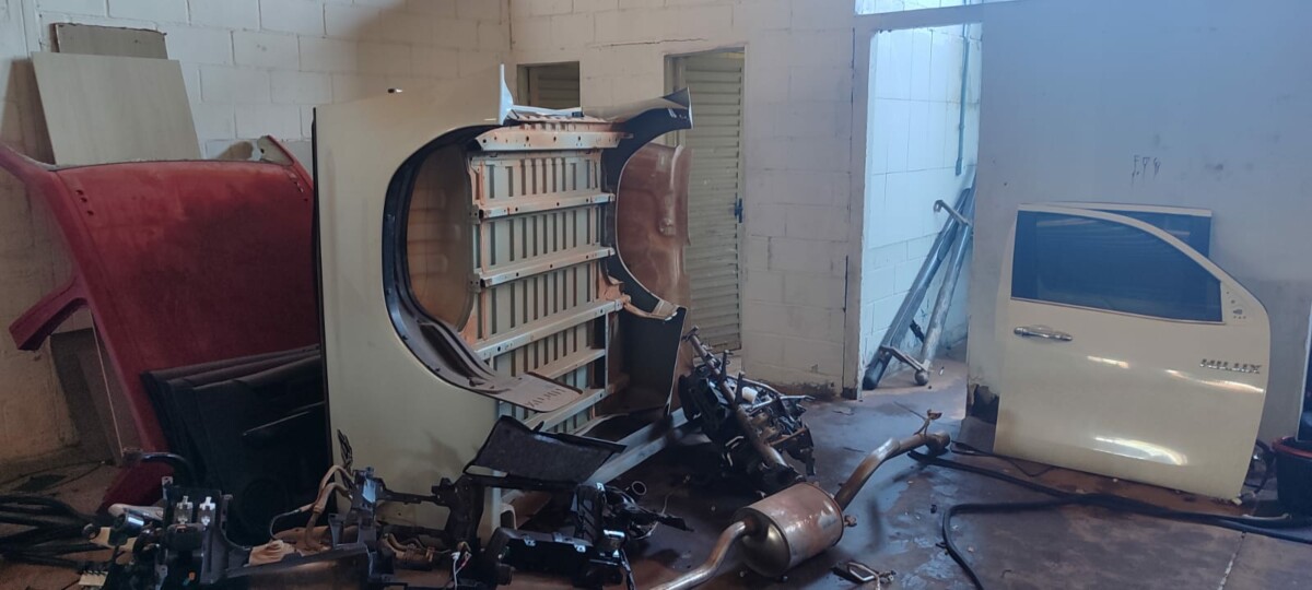 Polícia Civil localiza galpão usado para desmanche de caminhonetes subtraídas, em Goiânia