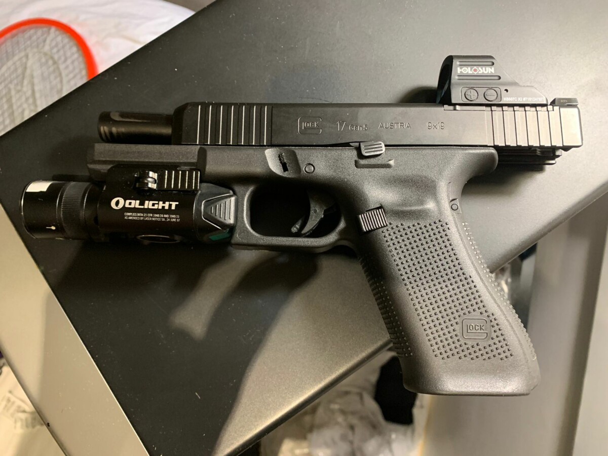 PCGO cumpre buscas, no DF, contra homem que expôs imagens íntimas de vítima em redes sociais e apreende armas e munições