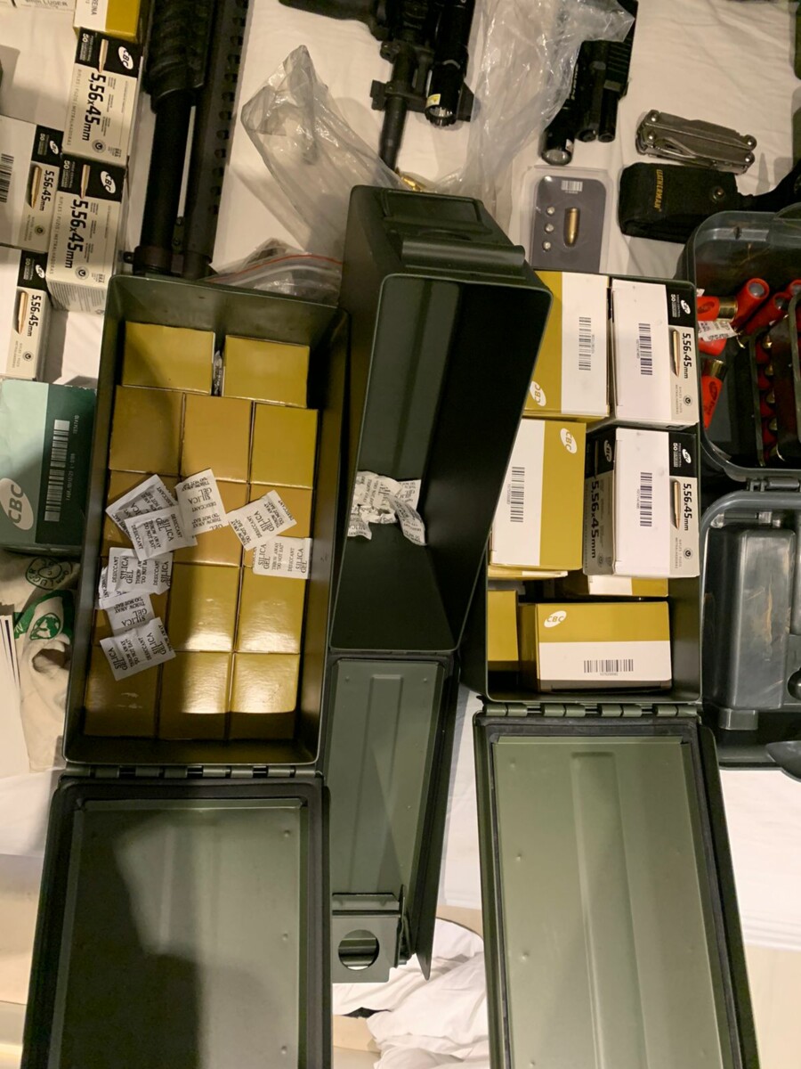 PCGO cumpre buscas, no DF, contra homem que expôs imagens íntimas de vítima em redes sociais e apreende armas e munições