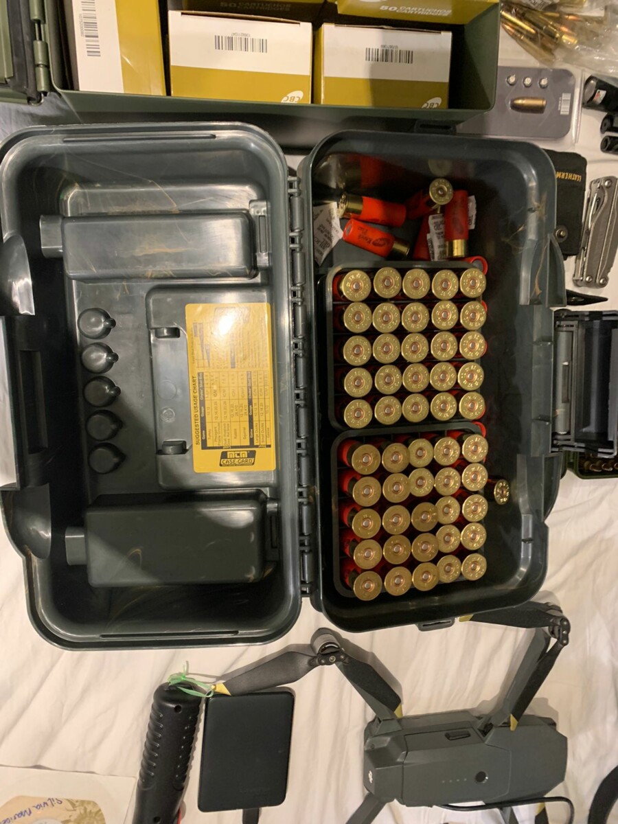 PCGO cumpre buscas, no DF, contra homem que expôs imagens íntimas de vítima em redes sociais e apreende armas e munições