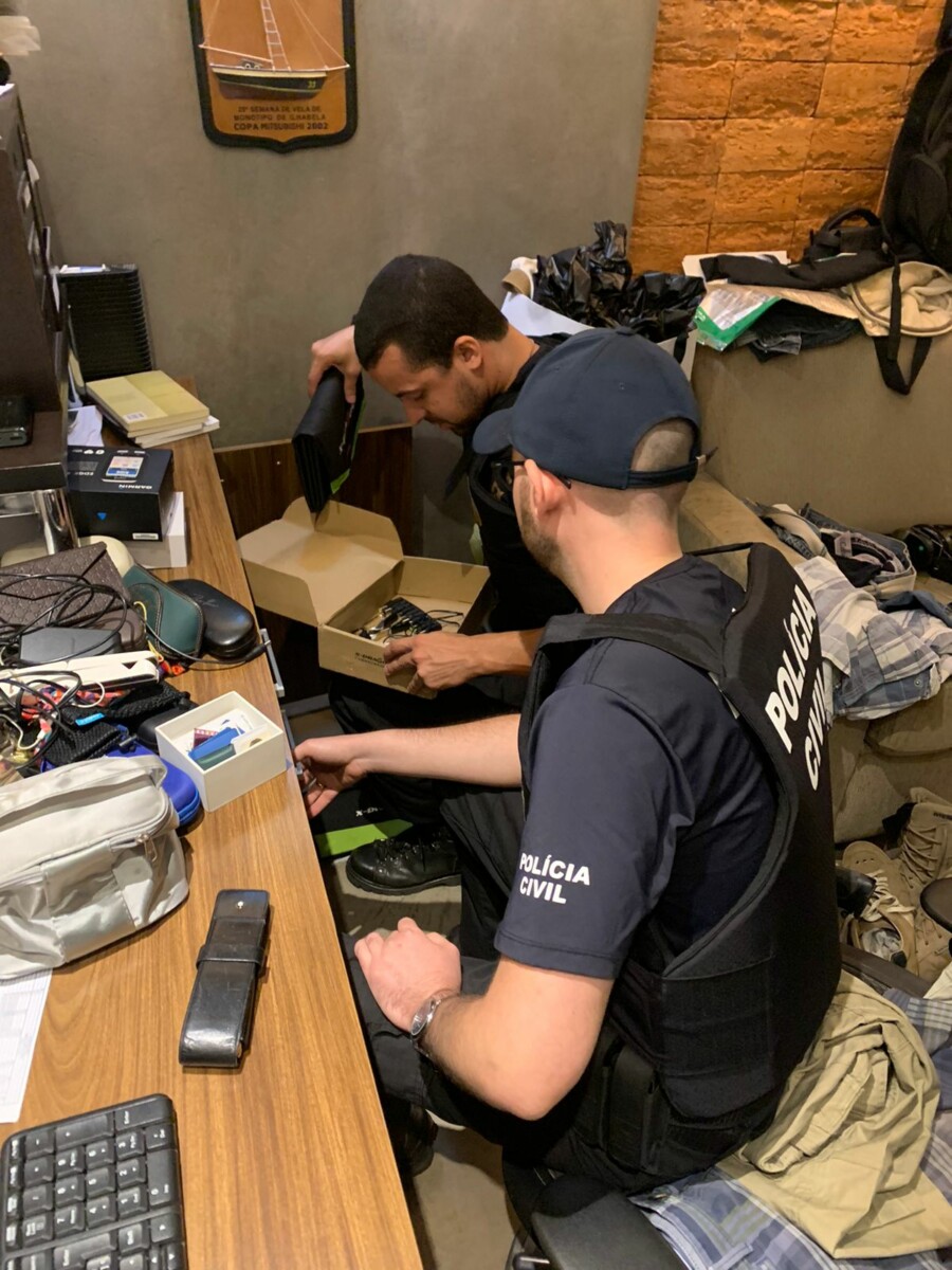 PCGO cumpre buscas, no DF, contra homem que expôs imagens íntimas de vítima em redes sociais e apreende armas e munições