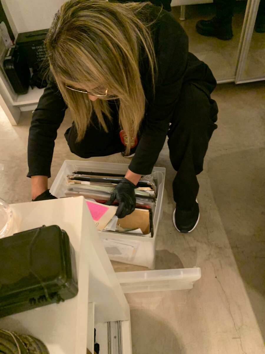 PCGO cumpre buscas, no DF, contra homem que expôs imagens íntimas de vítima em redes sociais e apreende armas e munições