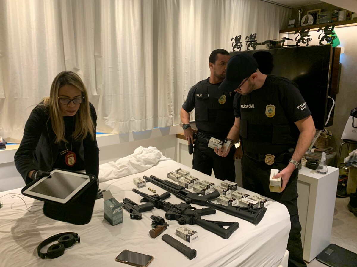 PCGO cumpre buscas, no DF, contra homem que expôs imagens íntimas de vítima em redes sociais e apreende armas e munições