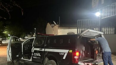 Mulher pede socorro durante atendimento no Creas e PCGO prende marido por agredi-la com madeira e facão, em Posse