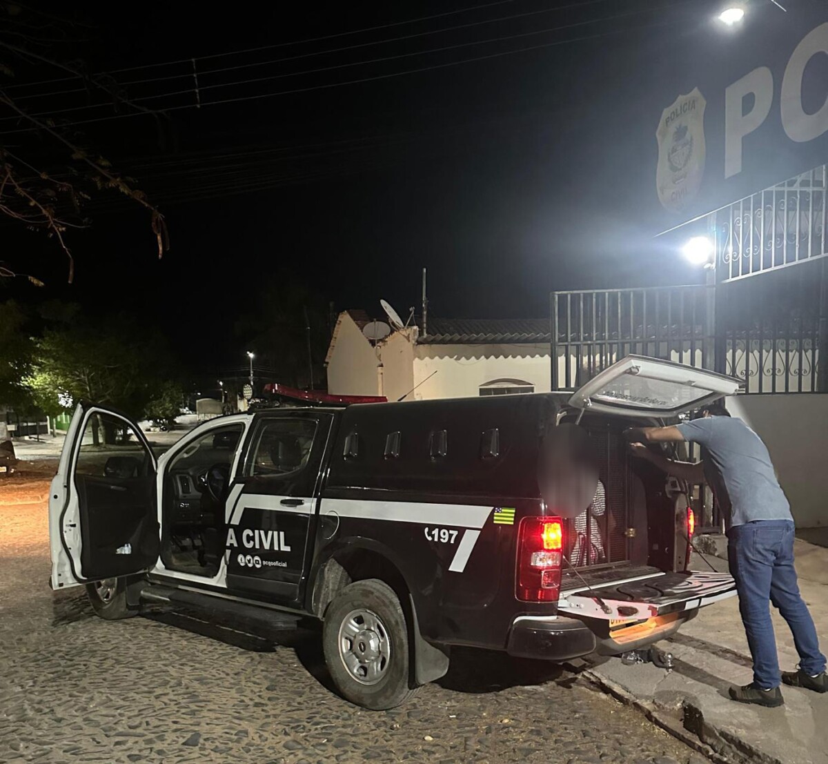 Mulher pede socorro durante atendimento no Creas e PCGO prende marido por agredi-la com madeira e facão, em Posse