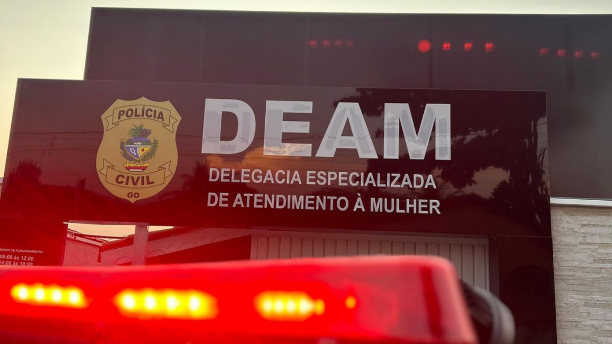 PCGO prende homem que descumpriu medidas protetivas, agrediu e quebrou celular da ex