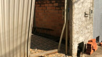 Polícia Civil prende homem que tentou arrombar portão de ex-companheira usando o carro e praticou crimes de violência doméstica