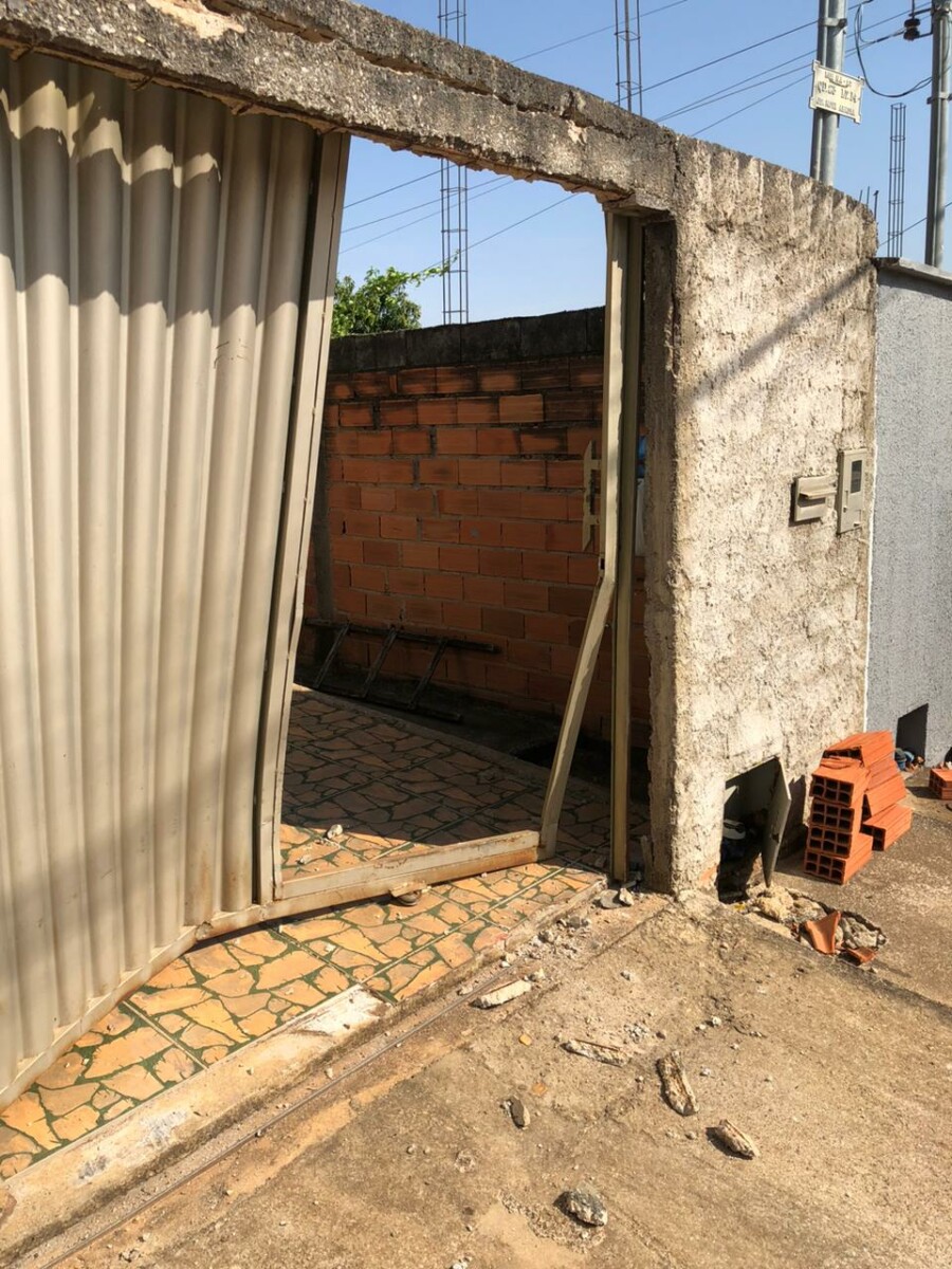 Polícia Civil prende homem que tentou arrombar portão de ex-companheira usando o carro e praticou crimes de violência doméstica