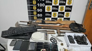PCGO prende quatro pessoas envolvidas em briga generalizada em Campos Belos; armas, facas e drogas são apreendidas