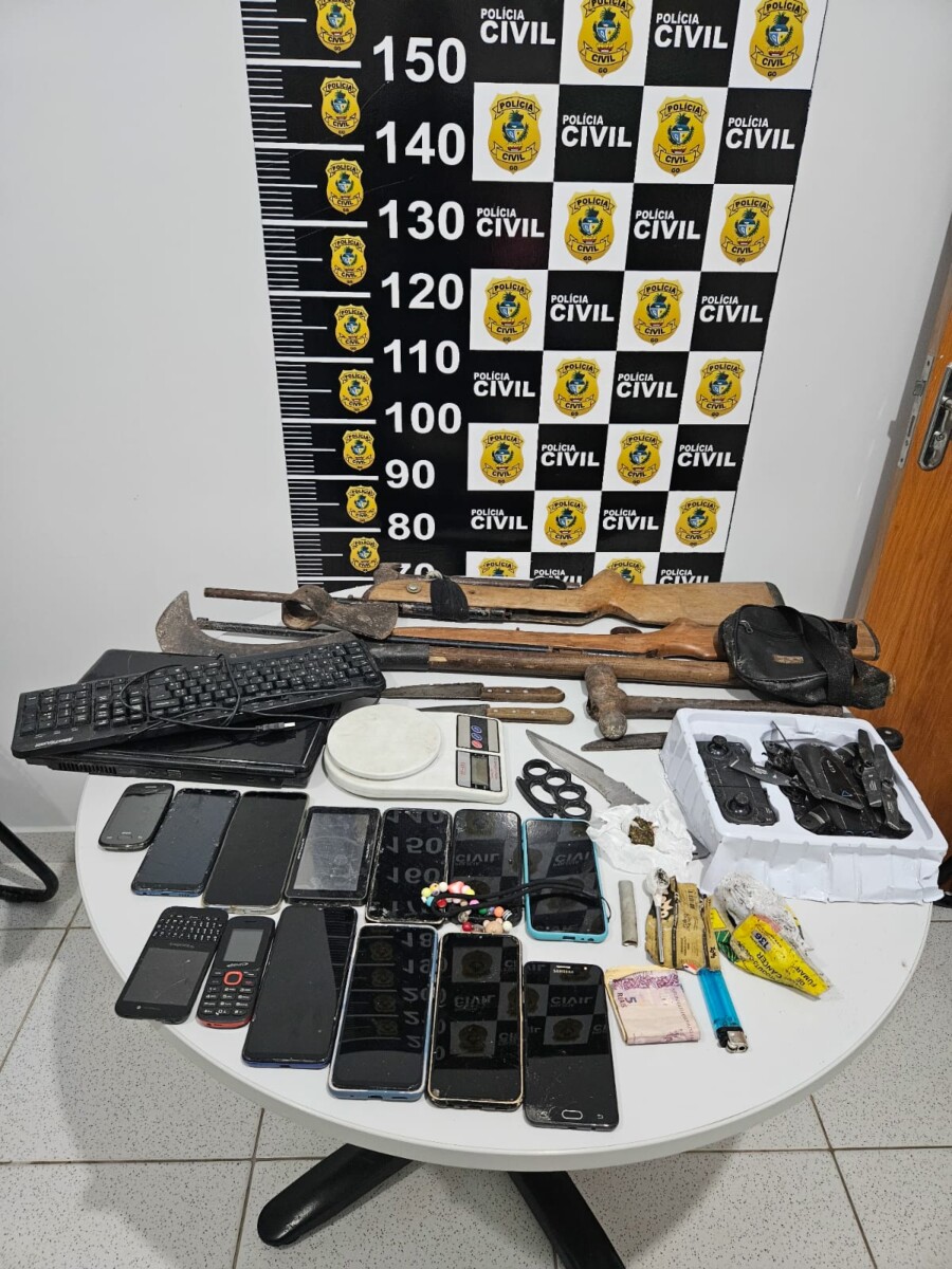 PCGO prende quatro pessoas envolvidas em briga generalizada em Campos Belos; armas, facas e drogas são apreendidas