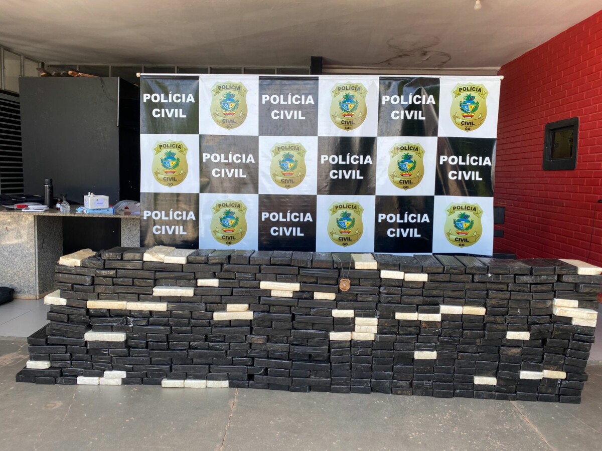 Polícia Civil prende cinco suspeitos e apreende meia tonelada de drogas escondidas em ônibus, em Porangatu