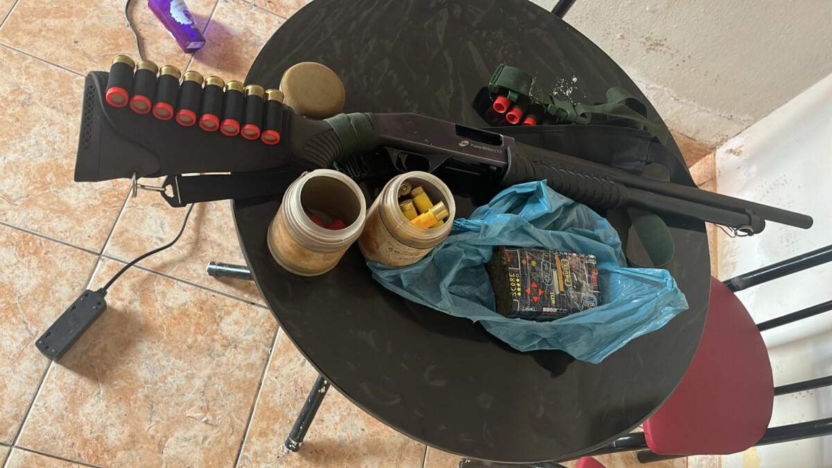 Mulher de 18 anos é presa em flagrante por tráfico de drogas e posse ilegal de arma de fogo