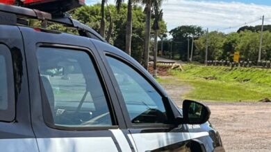 Mulher é presa após se envolver em acidente e se apropriar de moto de vítima c