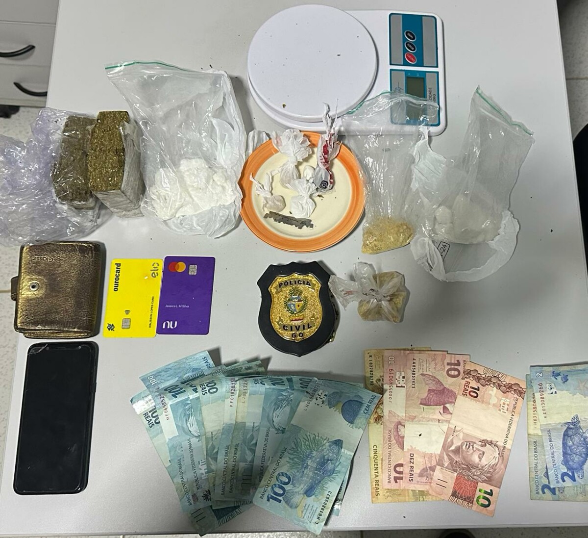 Mulher é presa suspeita de usar salão de beleza para traficar drogas, em Campos Belos