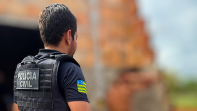 PCGO prende homem em flagrante por ameaçar ex companheira com uma foice