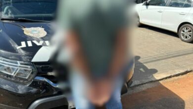 Homem é preso em flagrante após adentrar em residência de vítima, ameaçá la e persegui la, em Paraúna