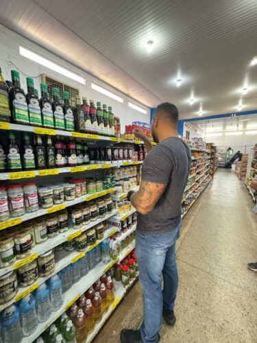 PCGO prende empresário por venda de produtos vencidos em supermercado de Porangatu