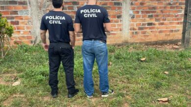 Polícia Civil prende dupla por tentar sacar benefício da Previdência Social usando documento falso, em Jaraguá