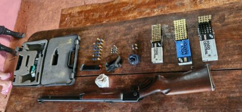 Polícia Civil prende condenado foragido por feminicídio brutal e apreende arsenal com mais de 600 munições e várias armas 