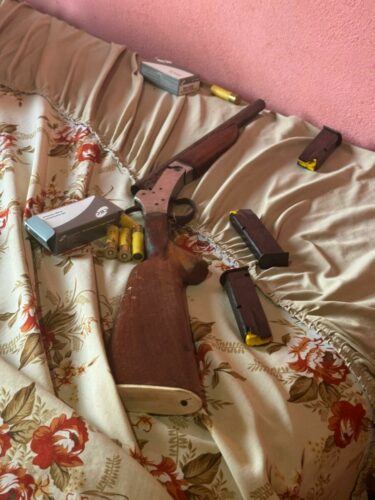 Polícia Civil prende condenado foragido por feminicídio brutal e apreende arsenal com mais de 600 munições e várias armas 