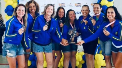 Policial civil participa de jogo feminino de vôlei em Natal, durante Campeonato Nacional de Atletas