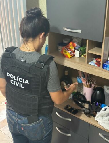 PCGO cumpre mandado de busca e apreensão e prende um homem e uma mulher por tráfico de drogas e posse irregular de arma de fogo