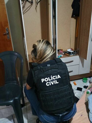 PCGO cumpre mandado de busca e apreensão e prende um homem e uma mulher por tráfico de drogas e posse irregular de arma de fogo