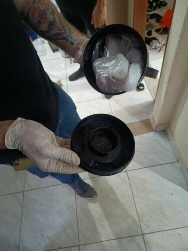 PCGO cumpre mandado de busca e apreensão e prende um homem e uma mulher por tráfico de drogas e posse irregular de arma de fogo