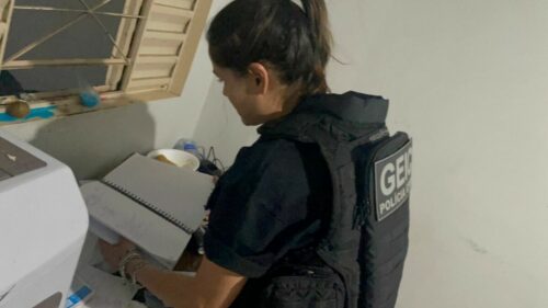 PCGO prende casal por tráfico de drogas em residência na presença dos filhos menores