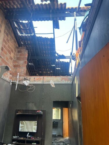 PCGO prende homem e busca dois foragidos por incendiar casa de mulher em Santa Helena após separação familiar