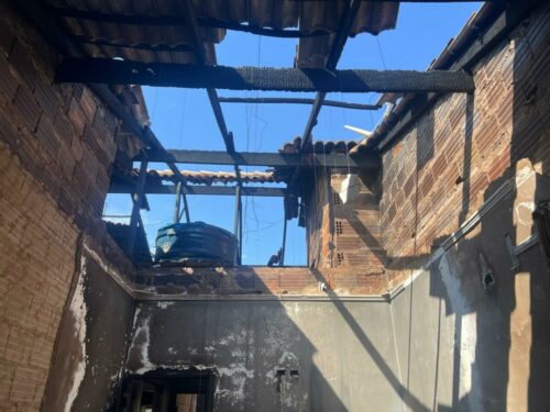 PCGO prende homem e busca dois foragidos por incendiar casa de mulher em Santa Helena após separação familiar