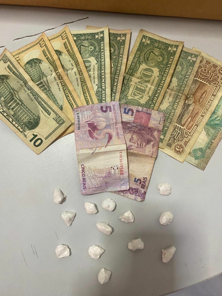 PCGO apreende drogas, dinheiro estrangeiro e pássaro silvestre durante prisão por tráfico em Valparaíso