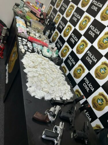 PCGO cumpre mandado de busca e apreende armas de fogo e grande quantidade de drogas em Luziânia