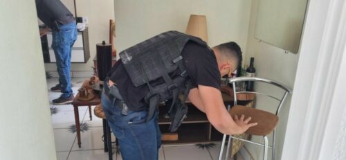 PCGO apreende arma e munições usadas por agressor que fez disparos contra portão da casa de ex companheira, em Luziânia