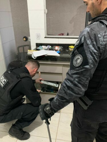 PCGO cumpre prisões e mandados contra grupo especializado em tráfico de drogas em Caldas Novas