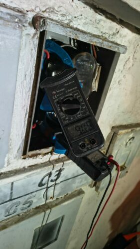 PCGO, em ação conjunta com a SPTC e com a Equatorial, prende em flagrante homem por fraude em medidor de energia elétrica em Goiânia